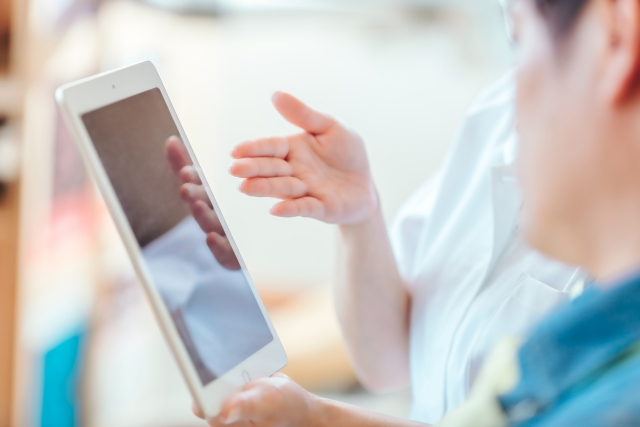 患者に説明をする女性